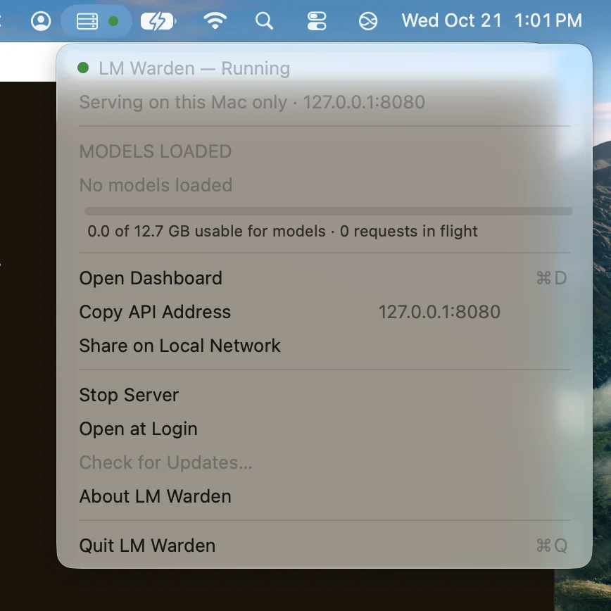 Mac の LM Warden メニュー バー メニュー:Running、この Mac の 127.0.0.1:8080 でのみ提供中、読み込まれたモデルなし、メモリ バー、Open Dashboard、Copy API Address、Share on Local Network